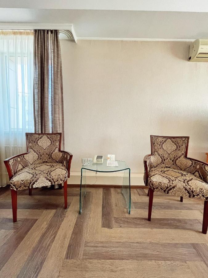 Golden Dragon Hotel Bishkek Exterior foto